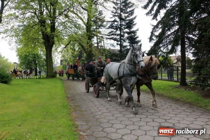 Zdjęcie w galerii na portalu naszraciborz.pl: Na pamiątkę strasznego dnia okropnego gradu - mieszkańcy Pogrzebienia modlili się w procesji ku czci św. Floriana wiadomości z regionu
