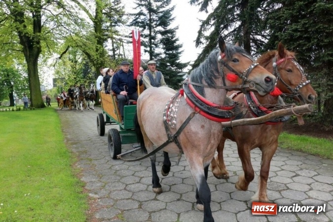Zdjęcie w galerii na portalu naszraciborz.pl: Na pamiątkę strasznego dnia okropnego gradu - mieszkańcy Pogrzebienia modlili się w procesji ku czci św. Floriana wiadomości z regionu