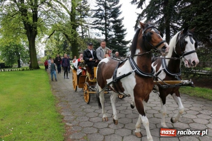 Zdjęcie w galerii na portalu naszraciborz.pl: Na pamiątkę strasznego dnia okropnego gradu - mieszkańcy Pogrzebienia modlili się w procesji ku czci św. Floriana wiadomości z regionu