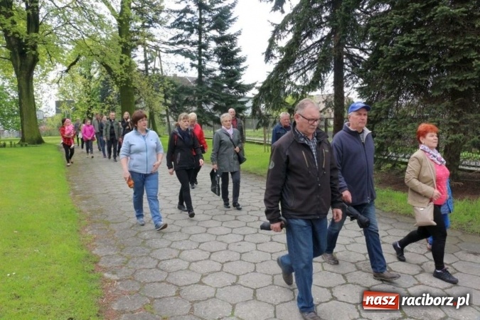 Zdjęcie w galerii na portalu naszraciborz.pl: Na pamiątkę strasznego dnia okropnego gradu - mieszkańcy Pogrzebienia modlili się w procesji ku czci św. Floriana wiadomości z regionu