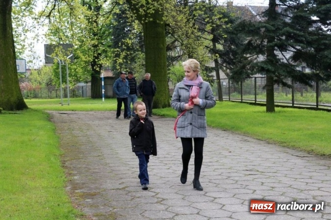 Zdjęcie w galerii na portalu naszraciborz.pl: Na pamiątkę strasznego dnia okropnego gradu - mieszkańcy Pogrzebienia modlili się w procesji ku czci św. Floriana wiadomości z regionu