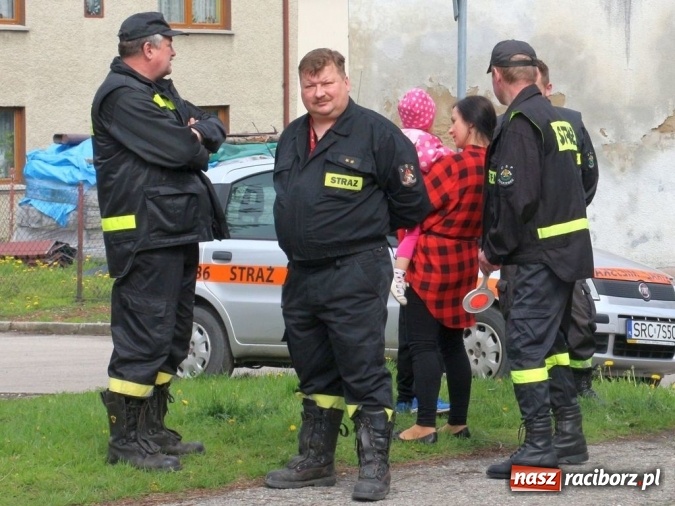Zdjęcie w galerii na portalu naszraciborz.pl: Na pamiątkę strasznego dnia okropnego gradu - mieszkańcy Pogrzebienia modlili się w procesji ku czci św. Floriana wiadomości z regionu