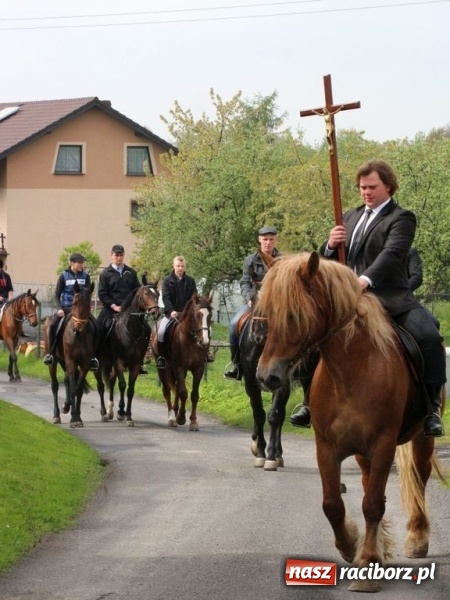 Zdjęcie w galerii na portalu naszraciborz.pl: Na pamiątkę strasznego dnia okropnego gradu - mieszkańcy Pogrzebienia modlili się w procesji ku czci św. Floriana wiadomości z regionu