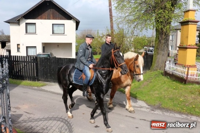 Zdjęcie w galerii na portalu naszraciborz.pl: Na pamiątkę strasznego dnia okropnego gradu - mieszkańcy Pogrzebienia modlili się w procesji ku czci św. Floriana wiadomości z regionu