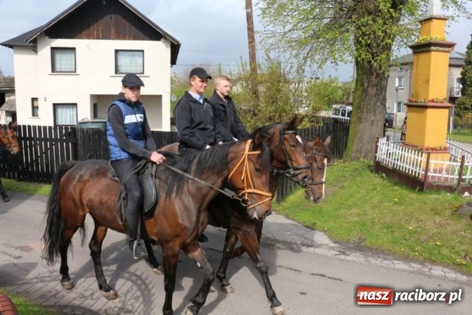 Zdjęcie w galerii na portalu naszraciborz.pl: Na pamiątkę strasznego dnia okropnego gradu - mieszkańcy Pogrzebienia modlili się w procesji ku czci św. Floriana wiadomości z regionu