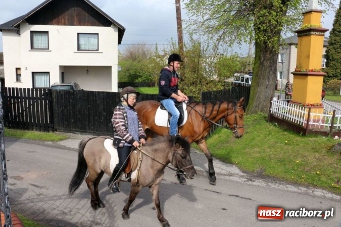 Zdjęcie w galerii na portalu naszraciborz.pl: Na pamiątkę strasznego dnia okropnego gradu - mieszkańcy Pogrzebienia modlili się w procesji ku czci św. Floriana wiadomości z regionu