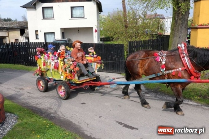 Zdjęcie w galerii na portalu naszraciborz.pl: Na pamiątkę strasznego dnia okropnego gradu - mieszkańcy Pogrzebienia modlili się w procesji ku czci św. Floriana wiadomości z regionu