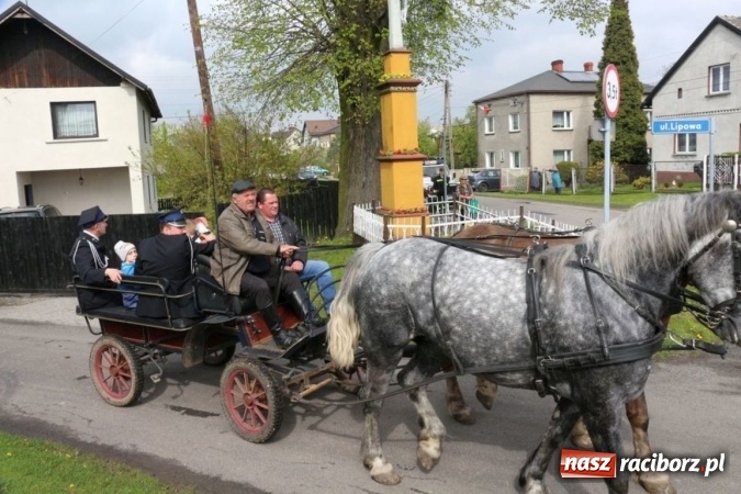 Zdjęcie w galerii na portalu naszraciborz.pl: Na pamiątkę strasznego dnia okropnego gradu - mieszkańcy Pogrzebienia modlili się w procesji ku czci św. Floriana wiadomości z regionu