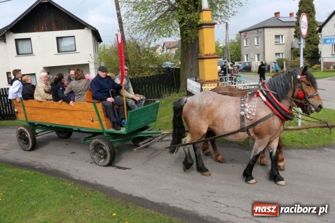 Zdjęcie w galerii na portalu naszraciborz.pl: Na pamiątkę strasznego dnia okropnego gradu - mieszkańcy Pogrzebienia modlili się w procesji ku czci św. Floriana wiadomości z regionu