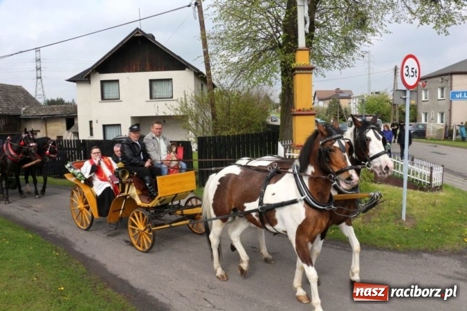 Zdjęcie w galerii na portalu naszraciborz.pl: Na pamiątkę strasznego dnia okropnego gradu - mieszkańcy Pogrzebienia modlili się w procesji ku czci św. Floriana wiadomości z regionu