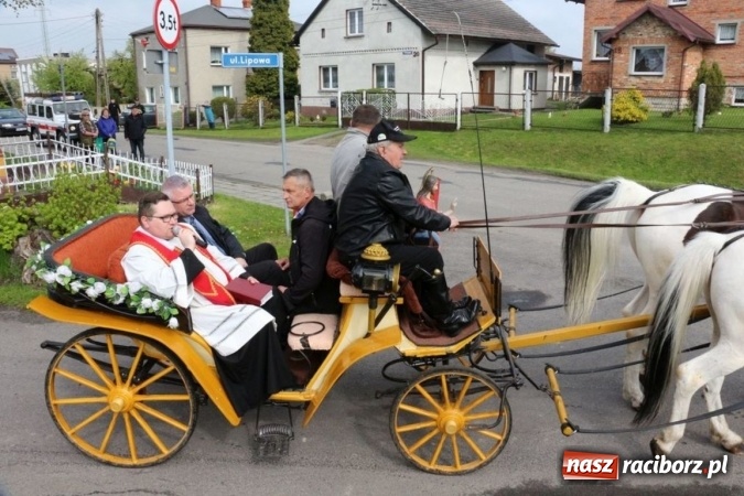 Zdjęcie w galerii na portalu naszraciborz.pl: Na pamiątkę strasznego dnia okropnego gradu - mieszkańcy Pogrzebienia modlili się w procesji ku czci św. Floriana wiadomości z regionu