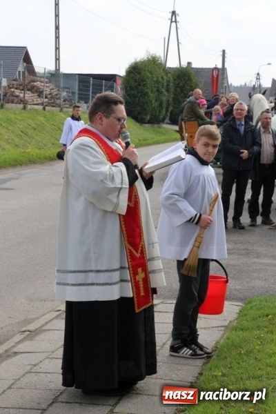 Zdjęcie w galerii na portalu naszraciborz.pl: Na pamiątkę strasznego dnia okropnego gradu - mieszkańcy Pogrzebienia modlili się w procesji ku czci św. Floriana wiadomości z regionu