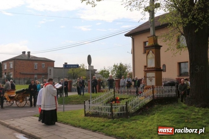 Zdjęcie w galerii na portalu naszraciborz.pl: Na pamiątkę strasznego dnia okropnego gradu - mieszkańcy Pogrzebienia modlili się w procesji ku czci św. Floriana wiadomości z regionu
