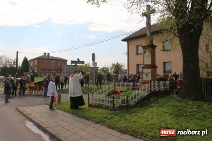 Zdjęcie w galerii na portalu naszraciborz.pl: Na pamiątkę strasznego dnia okropnego gradu - mieszkańcy Pogrzebienia modlili się w procesji ku czci św. Floriana wiadomości z regionu