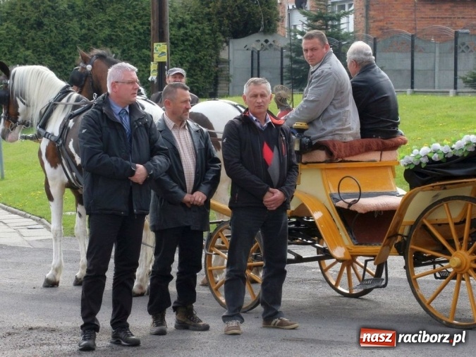 Zdjęcie w galerii na portalu naszraciborz.pl: Na pamiątkę strasznego dnia okropnego gradu - mieszkańcy Pogrzebienia modlili się w procesji ku czci św. Floriana wiadomości z regionu