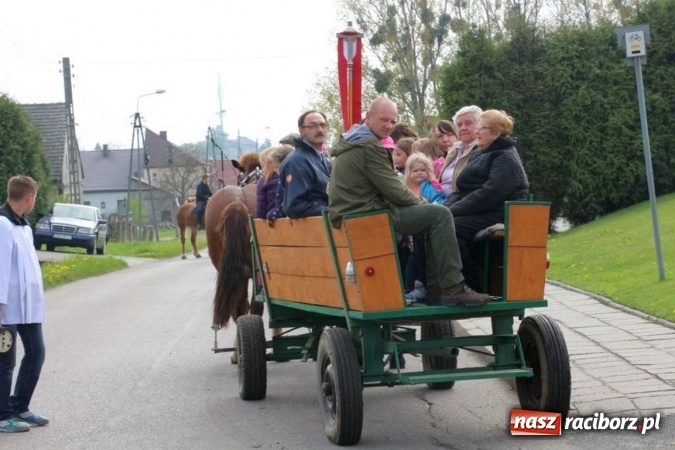 Zdjęcie w galerii na portalu naszraciborz.pl: Na pamiątkę strasznego dnia okropnego gradu - mieszkańcy Pogrzebienia modlili się w procesji ku czci św. Floriana wiadomości z regionu