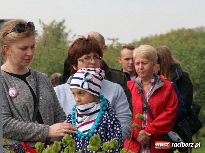 Zdjęcie w galerii na portalu naszraciborz.pl: Na pamiątkę strasznego dnia okropnego gradu - mieszkańcy Pogrzebienia modlili się w procesji ku czci św. Floriana wiadomości z regionu