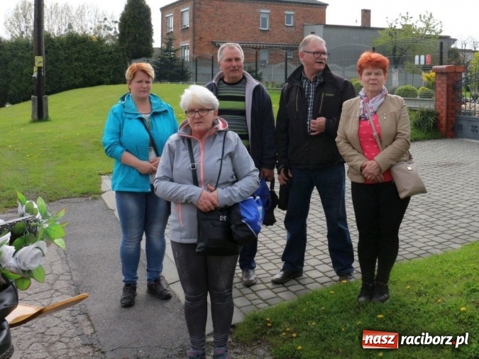 Zdjęcie w galerii na portalu naszraciborz.pl: Na pamiątkę strasznego dnia okropnego gradu - mieszkańcy Pogrzebienia modlili się w procesji ku czci św. Floriana wiadomości z regionu