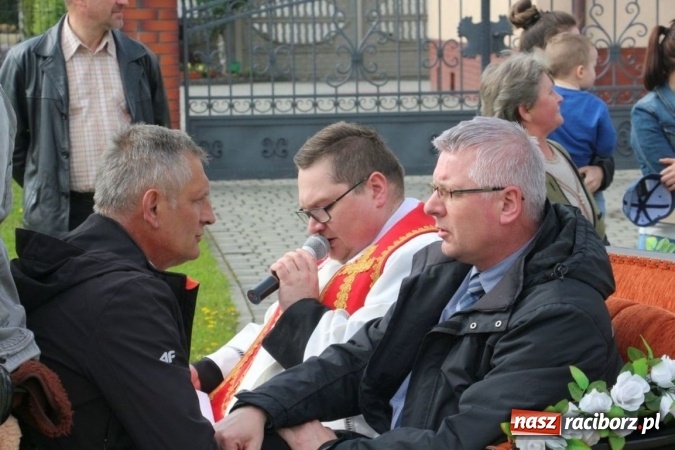 Zdjęcie w galerii na portalu naszraciborz.pl: Na pamiątkę strasznego dnia okropnego gradu - mieszkańcy Pogrzebienia modlili się w procesji ku czci św. Floriana wiadomości z regionu