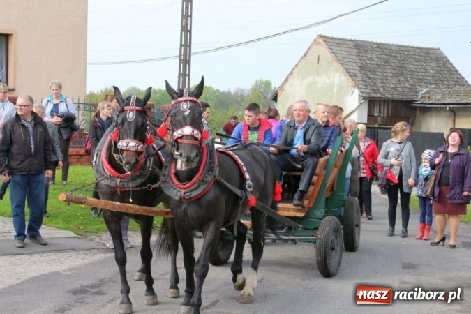 Zdjęcie w galerii na portalu naszraciborz.pl: Na pamiątkę strasznego dnia okropnego gradu - mieszkańcy Pogrzebienia modlili się w procesji ku czci św. Floriana wiadomości z regionu