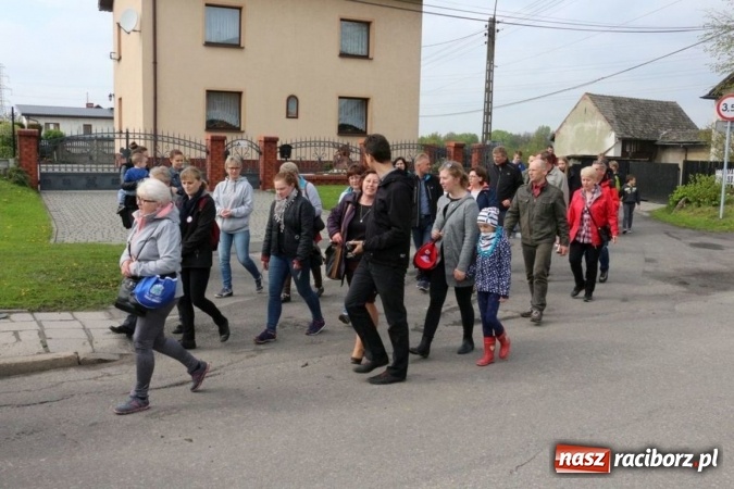 Zdjęcie w galerii na portalu naszraciborz.pl: Na pamiątkę strasznego dnia okropnego gradu - mieszkańcy Pogrzebienia modlili się w procesji ku czci św. Floriana wiadomości z regionu