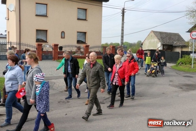 Zdjęcie w galerii na portalu naszraciborz.pl: Na pamiątkę strasznego dnia okropnego gradu - mieszkańcy Pogrzebienia modlili się w procesji ku czci św. Floriana wiadomości z regionu