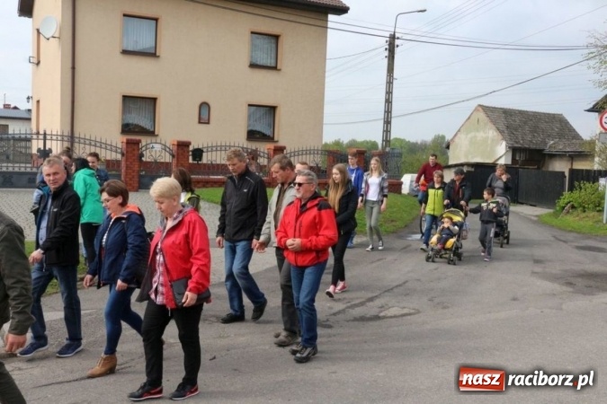 Zdjęcie w galerii na portalu naszraciborz.pl: Na pamiątkę strasznego dnia okropnego gradu - mieszkańcy Pogrzebienia modlili się w procesji ku czci św. Floriana wiadomości z regionu