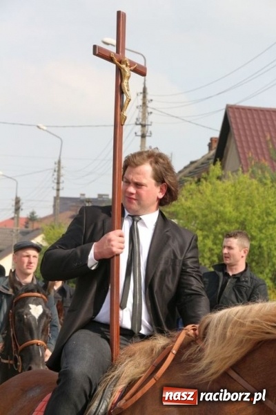 Zdjęcie w galerii na portalu naszraciborz.pl: Na pamiątkę strasznego dnia okropnego gradu - mieszkańcy Pogrzebienia modlili się w procesji ku czci św. Floriana wiadomości z regionu