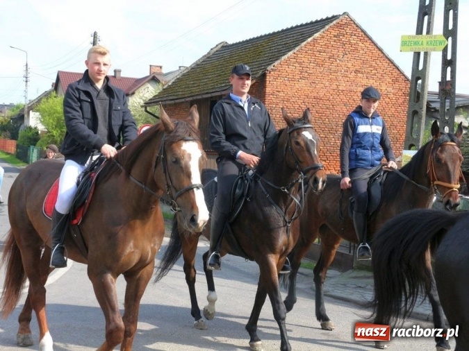 Zdjęcie w galerii na portalu naszraciborz.pl: Na pamiątkę strasznego dnia okropnego gradu - mieszkańcy Pogrzebienia modlili się w procesji ku czci św. Floriana wiadomości z regionu