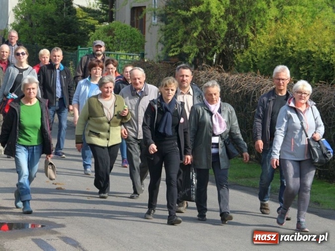 Zdjęcie w galerii na portalu naszraciborz.pl: Na pamiątkę strasznego dnia okropnego gradu - mieszkańcy Pogrzebienia modlili się w procesji ku czci św. Floriana wiadomości z regionu