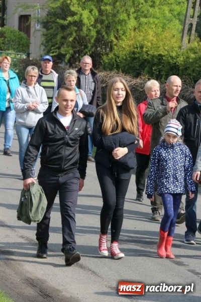 Zdjęcie w galerii na portalu naszraciborz.pl: Na pamiątkę strasznego dnia okropnego gradu - mieszkańcy Pogrzebienia modlili się w procesji ku czci św. Floriana wiadomości z regionu