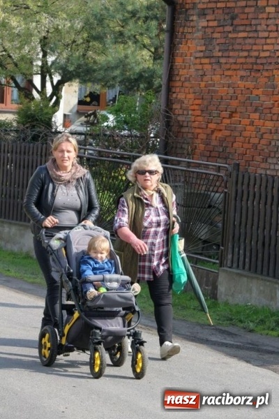 Zdjęcie w galerii na portalu naszraciborz.pl: Na pamiątkę strasznego dnia okropnego gradu - mieszkańcy Pogrzebienia modlili się w procesji ku czci św. Floriana wiadomości z regionu