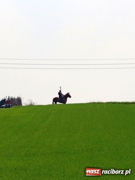 Zdjęcie w galerii na portalu naszraciborz.pl: Na pamiątkę strasznego dnia okropnego gradu - mieszkańcy Pogrzebienia modlili się w procesji ku czci św. Floriana wiadomości z regionu