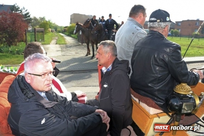 Zdjęcie w galerii na portalu naszraciborz.pl: Na pamiątkę strasznego dnia okropnego gradu - mieszkańcy Pogrzebienia modlili się w procesji ku czci św. Floriana wiadomości z regionu