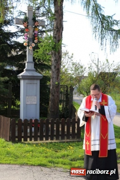 Zdjęcie w galerii na portalu naszraciborz.pl: Na pamiątkę strasznego dnia okropnego gradu - mieszkańcy Pogrzebienia modlili się w procesji ku czci św. Floriana wiadomości z regionu