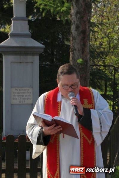 Zdjęcie w galerii na portalu naszraciborz.pl: Na pamiątkę strasznego dnia okropnego gradu - mieszkańcy Pogrzebienia modlili się w procesji ku czci św. Floriana wiadomości z regionu