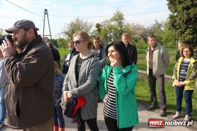Zdjęcie w galerii na portalu naszraciborz.pl: Na pamiątkę strasznego dnia okropnego gradu - mieszkańcy Pogrzebienia modlili się w procesji ku czci św. Floriana wiadomości z regionu