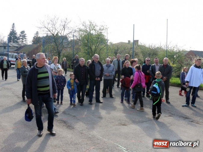 Zdjęcie w galerii na portalu naszraciborz.pl: Na pamiątkę strasznego dnia okropnego gradu - mieszkańcy Pogrzebienia modlili się w procesji ku czci św. Floriana wiadomości z regionu
