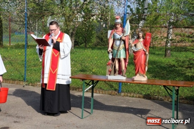 Zdjęcie w galerii na portalu naszraciborz.pl: Na pamiątkę strasznego dnia okropnego gradu - mieszkańcy Pogrzebienia modlili się w procesji ku czci św. Floriana wiadomości z regionu