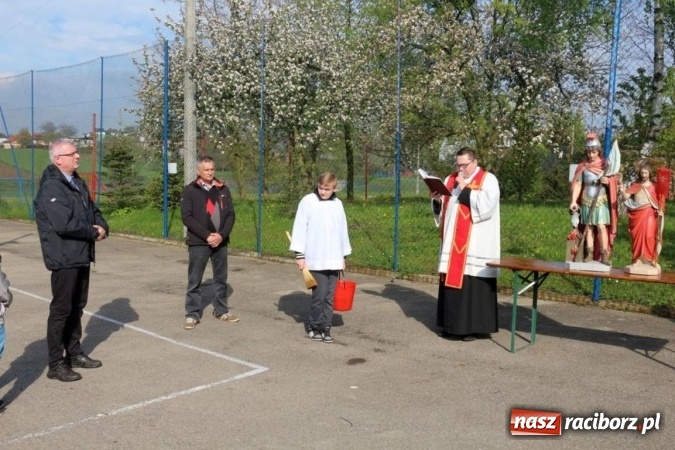 Zdjęcie w galerii na portalu naszraciborz.pl: Na pamiątkę strasznego dnia okropnego gradu - mieszkańcy Pogrzebienia modlili się w procesji ku czci św. Floriana wiadomości z regionu