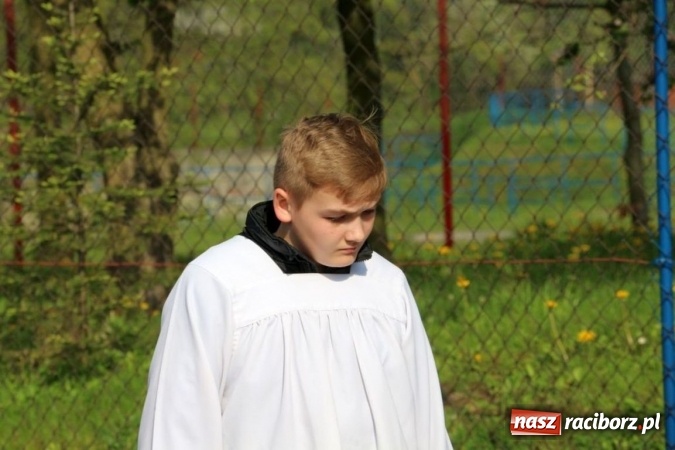 Zdjęcie w galerii na portalu naszraciborz.pl: Na pamiątkę strasznego dnia okropnego gradu - mieszkańcy Pogrzebienia modlili się w procesji ku czci św. Floriana wiadomości z regionu