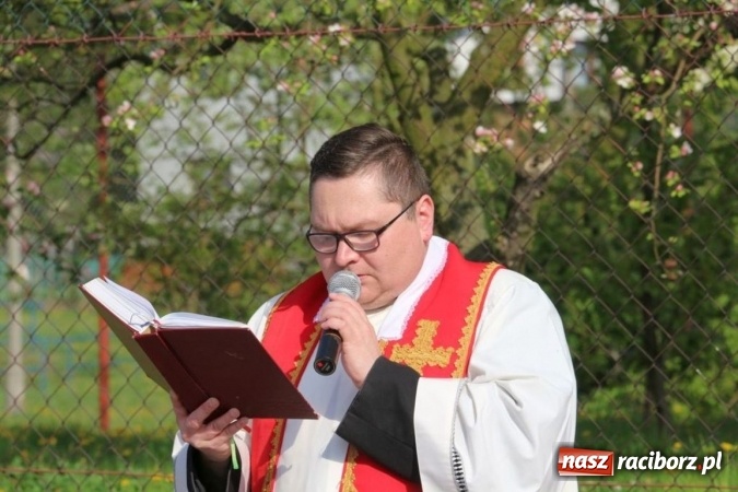 Zdjęcie w galerii na portalu naszraciborz.pl: Na pamiątkę strasznego dnia okropnego gradu - mieszkańcy Pogrzebienia modlili się w procesji ku czci św. Floriana wiadomości z regionu