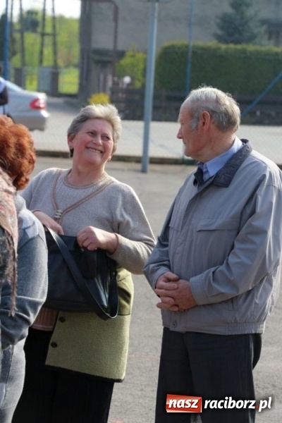 Zdjęcie w galerii na portalu naszraciborz.pl: Na pamiątkę strasznego dnia okropnego gradu - mieszkańcy Pogrzebienia modlili się w procesji ku czci św. Floriana wiadomości z regionu