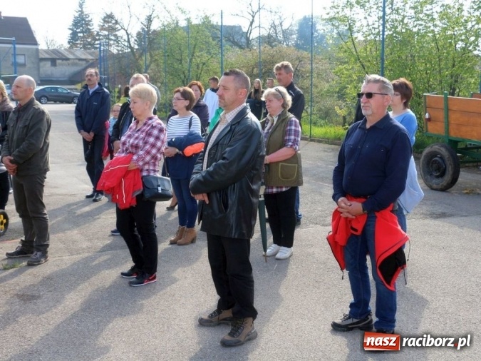 Zdjęcie w galerii na portalu naszraciborz.pl: Na pamiątkę strasznego dnia okropnego gradu - mieszkańcy Pogrzebienia modlili się w procesji ku czci św. Floriana wiadomości z regionu