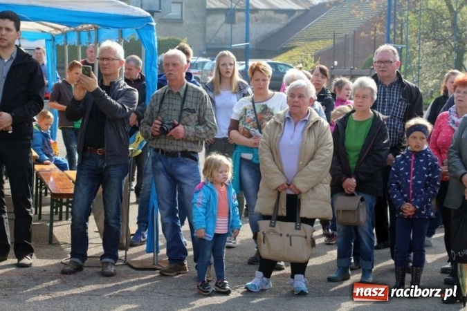 Zdjęcie w galerii na portalu naszraciborz.pl: Na pamiątkę strasznego dnia okropnego gradu - mieszkańcy Pogrzebienia modlili się w procesji ku czci św. Floriana wiadomości z regionu