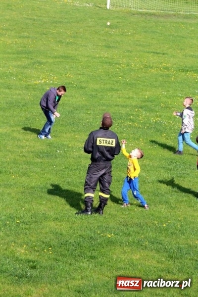 Zdjęcie w galerii na portalu naszraciborz.pl: Na pamiątkę strasznego dnia okropnego gradu - mieszkańcy Pogrzebienia modlili się w procesji ku czci św. Floriana wiadomości z regionu