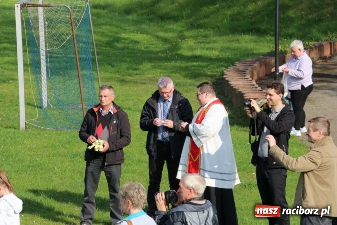 Zdjęcie w galerii na portalu naszraciborz.pl: Na pamiątkę strasznego dnia okropnego gradu - mieszkańcy Pogrzebienia modlili się w procesji ku czci św. Floriana wiadomości z regionu