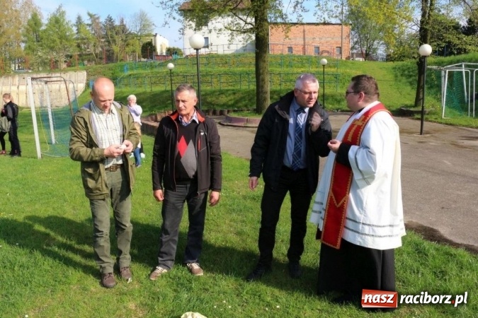 Zdjęcie w galerii na portalu naszraciborz.pl: Na pamiątkę strasznego dnia okropnego gradu - mieszkańcy Pogrzebienia modlili się w procesji ku czci św. Floriana wiadomości z regionu