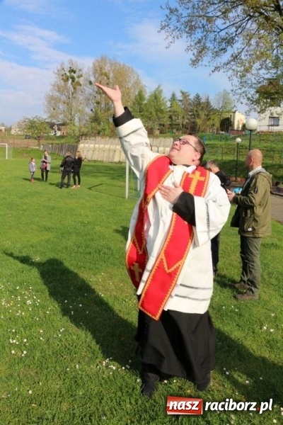 Zdjęcie w galerii na portalu naszraciborz.pl: Na pamiątkę strasznego dnia okropnego gradu - mieszkańcy Pogrzebienia modlili się w procesji ku czci św. Floriana wiadomości z regionu