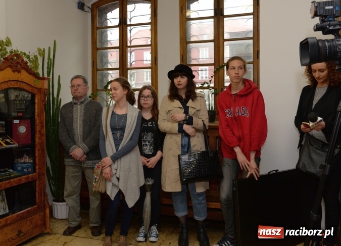 Zdjęcie w galerii na portalu naszraciborz.pl: WEHIKUŁ DLA WYOBRAŹNI - malarstwo Jana Cybisa w raciborskim Muzeum  wiadomości z regionu